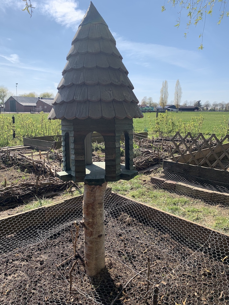 moestuin opz tafel voerhuisje vader 26 april 21
